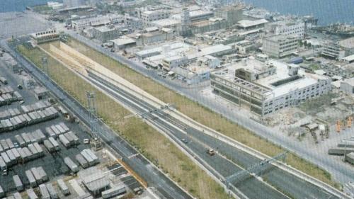 高雄過港隧道也是國內第一座海底隧道，是榮工處首次承辦的大型統包工程，自1981年5月正式開工至1984年元月4日開放全線通車。過港隧道工程全長2,250公尺，隧道中間的沉埋管段施工最為艱鉅，共由六節巨大沉埋管連接而成。各節沉埋管的接合幾乎沒有誤差，為榮工處創下一項值得驕傲的施工紀錄。【圖/高雄過港隧道】