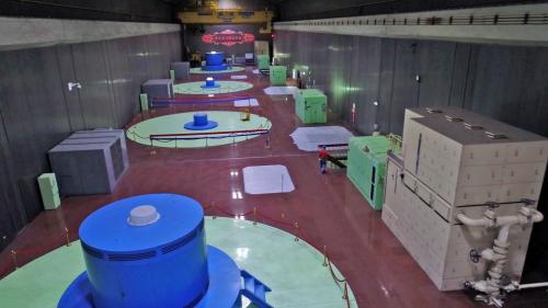 明湖抽蓄水力發電廠是由榮工處自1978年開始施工，1985年由業方台電公司完成併聯發電，榮工處承辦最艱鉅的地下部份，自進水口到尾水隧道，分由兩條平行管道所組成，均在深山腹地內迤邐四千餘公尺，完成國內第一座抽蓄水力發電廠，比原定工期提前100天。【圖/明湖電廠水輸發電機組】