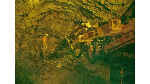 明湖抽蓄水力發電廠是由榮工處自1978年開始施工，1985年由業方台電公司完成併聯發電，榮工處承辦最艱鉅的地下部份，自進水口到尾水隧道，分由兩條平行管道所組成，均在深山腹地內迤邐四千餘公尺，完成國內第一座抽蓄水力發電廠，比原定工期提前100天。【圖/地下電廠廠房施工之艱鉅畫面】