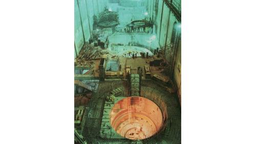 明湖抽蓄水力發電廠是由榮工處自1978年開始施工，1985年由業方台電公司完成併聯發電，榮工處承辦最艱鉅的地下部份，自進水口到尾水隧道，分由兩條平行管道所組成，均在深山腹地內迤邐四千餘公尺，完成國內第一座抽蓄水力發電廠，比原定工期提前100天。【圖/明湖抽蓄水力發電廠工程地下電廠】