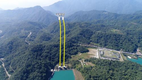 明湖抽蓄水力發電廠是由榮工處自1978年開始施工，1985年由業方台電公司完成併聯發電，榮工處承辦最艱鉅的地下部份，自進水口到尾水隧道，分由兩條平行管道所組成，均在深山腹地內迤邐四千餘公尺，完成國內第一座抽蓄水力發電廠，比原定工期提前100天。【圖/濁水溪流域明潭電廠進水口引水示意圖(頭水隧道約3000m)】