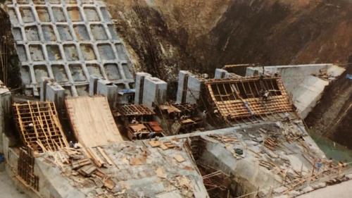 明湖抽蓄水力發電廠是由榮工處自1978年開始施工，1985年由業方台電公司完成併聯發電，榮工處承辦最艱鉅的地下部份，自進水口到尾水隧道，分由兩條平行管道所組成，均在深山腹地內迤邐四千餘公尺，完成國內第一座抽蓄水力發電廠，比原定工期提前100天。【圖/明湖電廠明挖進口水施工】