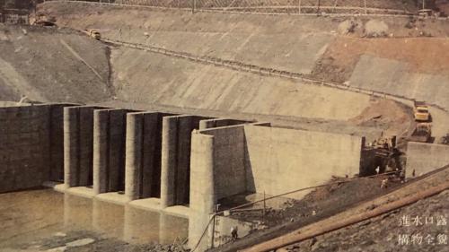 明湖抽蓄水力發電廠是由榮工處自1978年開始施工，1985年由業方台電公司完成併聯發電，榮工處承辦最艱鉅的地下部份，自進水口到尾水隧道，分由兩條平行管道所組成，均在深山腹地內迤邐四千餘公尺，完成國內第一座抽蓄水力發電廠，比原定工期提前100天。【圖/明湖電廠明挖進口水施工】