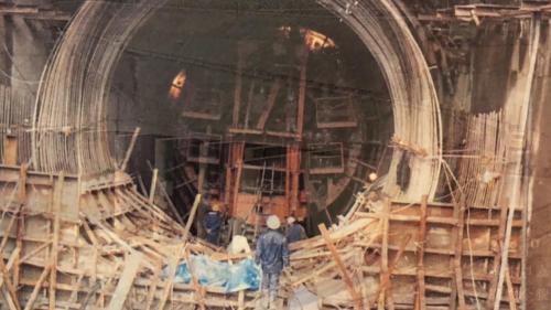 明湖抽蓄水力發電廠是由榮工處自1978年開始施工，1985年由業方台電公司完成併聯發電，榮工處承辦最艱鉅的地下部份，自進水口到尾水隧道，分由兩條平行管道所組成，均在深山腹地內迤邐四千餘公尺，完成國內第一座抽蓄水力發電廠，比原定工期提前100天。【圖/明湖電廠明挖進口水施工】