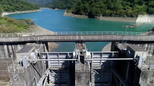 明湖抽蓄水力發電廠是由榮工處自1978年開始施工，1985年由業方台電公司完成併聯發電，榮工處承辦最艱鉅的地下部份，自進水口到尾水隧道，分由兩條平行管道所組成，均在深山腹地內迤邐四千餘公尺，完成國內第一座抽蓄水力發電廠，比原定工期提前100天。【圖/明湖電廠的下池明湖水庫】