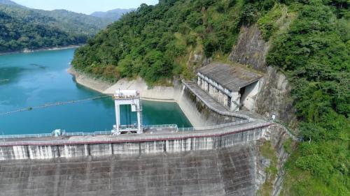 明湖抽蓄水力發電廠是由榮工處自1978年開始施工，1985年由業方台電公司完成併聯發電，榮工處承辦最艱鉅的地下部份，自進水口到尾水隧道，分由兩條平行管道所組成，均在深山腹地內迤邐四千餘公尺，完成國內第一座抽蓄水力發電廠，比原定工期提前100天。【圖/明湖電廠的下池明湖水庫】