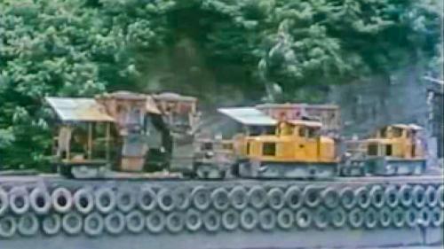 翡翠水庫工程由榮工處於1979年8月開始進行各項準備工作，大壩主體工程隨即在1982年2月開工，1986年12月底全部竣工，1987年6月30日隆重舉行竣工典禮。【圖/翡翠水庫施工影像】