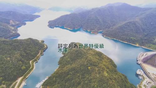 翡翠水庫工程由榮工處於1979年8月開始進行各項準備工作，大壩主體工程隨即在1982年2月開工，1986年12月底全部竣工，1987年6月30日隆重舉行竣工典禮。【圖/翡翠水庫評定列為世界等優級水庫】