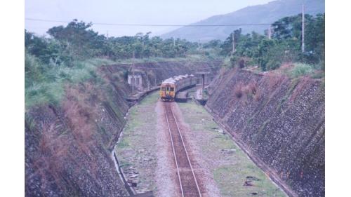 東線鐵路拓寬工程是1978年7月1日開工，榮工處承辦四段主要改線工程，溪口段改線長8.5公里，含甚難施工之長達1,652公尺之溪口河底隧道在內，於1982年3月底完工。【圖/溪口河底隧道】