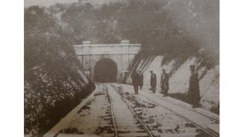 1982年6月臺東線拓寬工程通車時，自強一號隧道尚未完工，只能先在原有掃叭隧道鋪設1,067毫米軌距的鐵軌，並降挖增加隧道淨空，暫時供1,067毫米軌距列車通行。【圖/掃叭隧道】