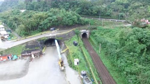 自強一號隧道長達2,750公尺穿過舞鶴台地，於1979年2月15日分為南、北兩個洞口同時開工，南口於1980年4月在距洞口600餘公尺處，遭遇軟化的沉泥地質發生災害被迫停工。【圖/新自強隧道南洞口施工】