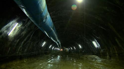 台灣東部的東線鐵路原來是行駛窄軌762mm的小火車，在經過許多工作人員多年的努力拓寬後，拓寬成與西線相同的標準軌。【圖/新自強隧道北洞口施工】