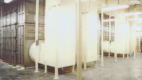泰府地下指揮部案包含管理二家JV指定的廠商，一家是美國發電機廠商，另一家是芬蘭防爆門公司，依約應管理其設施供應、安裝、協助系統連結、試車及工程管理等作業，整體土木工程以明挖方式進行。【圖/生化濾毒設備】