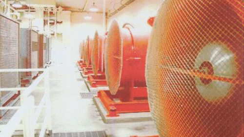 泰府地下指揮部案包含管理二家JV指定的廠商，一家是美國發電機廠商，另一家是芬蘭防爆門公司，依約應管理其設施供應、安裝、協助系統連結、試車及工程管理等作業，整體土木工程以明挖方式進行。 【圖/進氣風機】