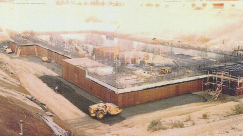 泰府地下指揮部整體土木工程係以明挖方式進行，並興建地下兩層樓，結構完成後加以覆蓋。【圖/主結構體施工一景】