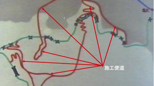 夏爾降坡道路工程起初的一年半時間，均花費在各條施工便道的開闢。各條施工便道在山谷中形成網狀7公里多的便道交通線，為避免坡度過大，便道在山坡上採用之字型設計。【圖/施工便道開挖】