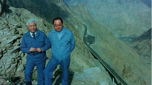 夏爾降坡道路共有31座橋梁，總長度3,045公尺，均沿著山腰橫越，其中以6、7、8號等三座橋，所形成的弧度為最壯觀，這是世界道路工程中罕見的範例。