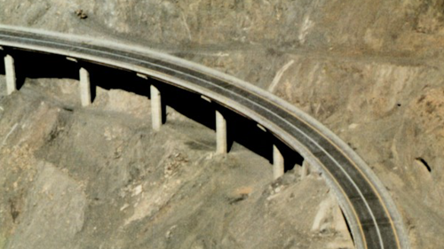 夏爾降坡道路共有31座橋梁，總長度3,045公尺，均沿著山腰橫越，其中以6、7、8號等三座橋，所形成的弧度為最壯觀，這是世界道路工程中罕見的範例。