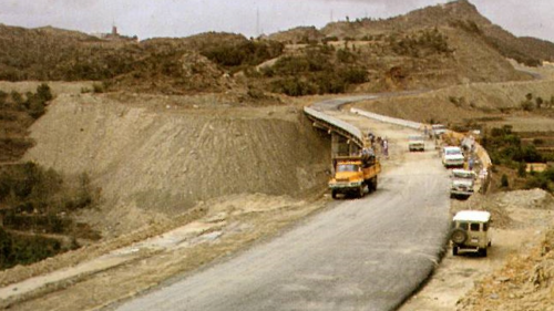 巴哈36A公路施工路段，大都位於海拔超過2,200公尺的高山地區，道路蜿蜒於崇山峻嶺之間，該如何順利吊放預鑄梁，成為本工程的重點，完成吊梁的高橋墩橋梁。巴哈36A公路工程於1986年8月完工。