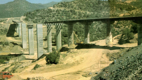 榮工處於1981年4月承接巴哈36A公路，全長61.63公里。沙烏地風光秀麗的巴哈公路，座落在晨霧籠罩下的巴哈工區，該區有如彩虹般的炫麗，彷彿是人間仙境，不見巴哈真面目，只緣身在此山中。【圖/吊梁完成及施工中的高橋墩橋梁】
