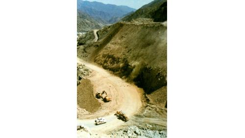 迪拉降坡道路是沙國全長800公里的54號道路中最難施工的一段，沙國人常以迪拉降坡道路，比美夏爾降坡道路，谷谷相連，並以橋梁相聯結，橋面有坡度，亦有彎度。【圖/工程施工影像】