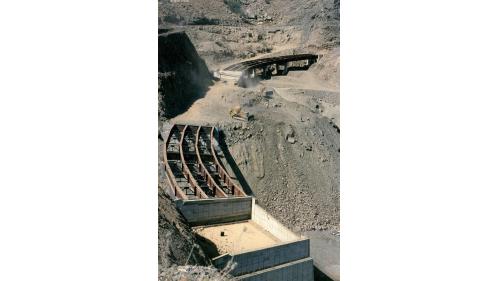 迪拉降坡道路是沙國全長800公里的54號道路中最難施工的一段，沙國人常以迪拉降坡道路，比美夏爾降坡道路，谷谷相連，並以橋梁相聯結，橋面有坡度，亦有彎度。【圖/橋梁鋼梁架設】