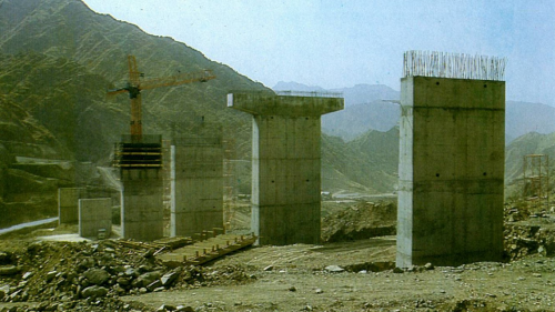 迪拉降坡道路長度僅10.87公里，卻有橋梁38座，最高的橋墩45公尺，最大的跨距80公尺，就像一座由橋梁所構成的高架險峻山路，施工充滿驚險，此工程於1981年10月開工，1987年3月完工。【圖/高橋墩施工影像】