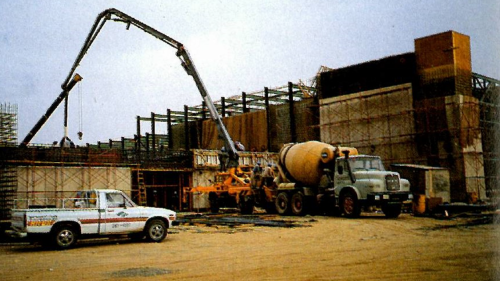 榮工處於1982年承接哈密斯空軍基地工程，包括飛機引擎試驗室、特殊車輛修理廠、飛行控制塔、污水處理廠等8項工程。【圖/飛機引擎試驗室澆置混凝土】