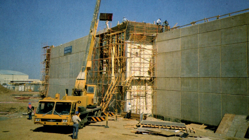 榮工處於1982年承接哈密斯空軍基地工程，包括飛機引擎試驗室、特殊車輛修理廠、飛行控制塔、污水處理廠等8項工程。【圖/飛機引擎試驗室吊裝外牆】