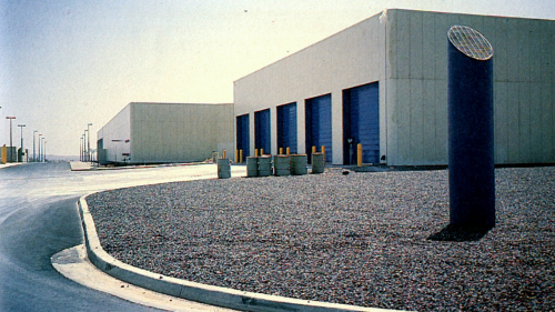 榮工處於1982年承接哈密斯空軍基地工程，包括飛機引擎試驗室、特殊車輛修理廠、飛行控制塔、污水處理廠等8項工程。【圖/特殊車輛修理廠廠房外觀】