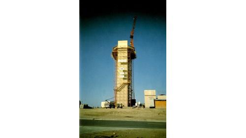 榮工處於1982年承接哈密斯空軍基地工程，包括飛機引擎試驗室、特殊車輛修理廠、飛行控制塔、污水處理廠等8項工程。【圖/飛行控制塔高聳入雲，施工極為艱困】