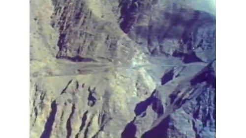 &nbsp;夏爾降坡道路全線道路依照自然的地形變化，分為兩個明顯的部份，前面第一段14公里為標高1986公尺的高地，向下蜿蜒曲折的延伸，穿過山岳地帶的峭壁峽谷，降到1220公尺的塔雅河河床，這其間的落差為766公尺；在14公里以後的下陷部份，到最後標高328公尺的終點，前後的落差高達1658公尺。【圖/前14公里標高1986公尺的高地】