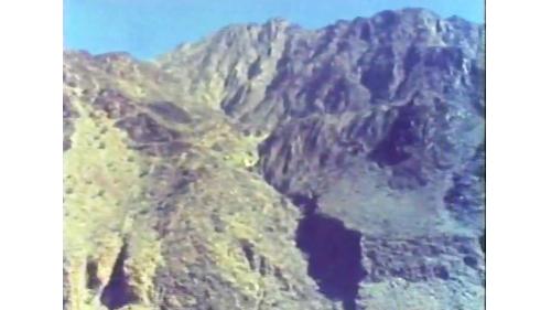&nbsp;榮工處在1977年10月31日與沙國的交通部簽約，同年12月3日展開這項山區公路的施工。由於沙烏地的山地與其他地區不同，無樹無草光禿禿一片，早期施工在無路可進的情況下，榮工處曾動用善於攀爬的台灣原住民一百人加入榮工與這項開路工程。【圖/無樹無草光禿禿一片，榮工處承接無路可進的夏爾降坡工程】