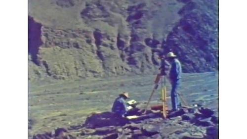 &nbsp;榮工處在1977年10月31日與沙國的交通部簽約，同年12月3日展開這項山區公路的施工。由於沙烏地的山地與其他地區不同，無樹無草光禿禿一片，早期施工在無路可進的情況下，榮工處曾動用善於攀爬的台灣原住民一百人加入榮工與這項開路工程。