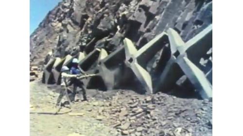 在岩盤較差地區，為使邊坡穩定，須施以岩錨來固定岩盤，本工程採用的是Dewidag施工法，共有AB兩型。是由預力鋼棒與預鑄混凝土塊共同結合而成，預力鋼棒直徑通常為26米厘到32米厘、長約15米，棒旁藍色管為灌漿管，預力鋼棒在裝設固定後，由灌漿管向內部灌漿固定，再使鋼棒與岩石結合後，將可施加預力，這個時候棒端的螺栓通常僅旋緊到極限強度的一半。