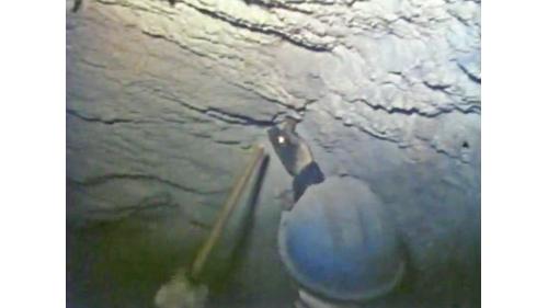 &nbsp;經過一次噴漿後，在四周岩盤鑽孔安裝岩栓，一般岩栓的長度為3米，岩栓的安裝是先塞入條狀的樹脂包，樹脂包在鋼棒插入碰觸後破裂，其管中的樹脂與硬化劑在充分混合後，在幾分鐘內就硬化，這個時候鋼棒便與四周的岩石結合固定，鋼絲網掛在鋼棒上，鋼棒則由墊片與螺絲帽予以旋緊