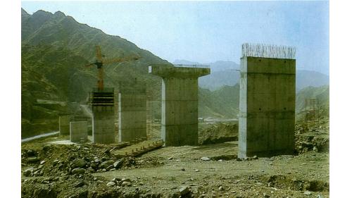 &nbsp;在深山坡谷中施工的高橋墩是沙烏地降坡道路工程的一大特色。
