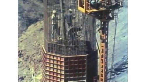 &nbsp;夏爾降坡道路上線共有20座降坡道路樑橋，都建在坡度極大的山谷中。60%的橋柱超過30公尺，其中最高的20號橋更高達60公尺，橋柱及帽樑的施工材料裝吊，採用1.5噸的塔式吊車，模板則全部採用鋼模，鋼樑分段用卡車運到工地。