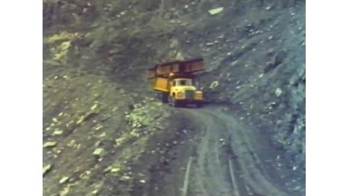 &nbsp;夏爾降坡道路上線共有20座降坡道路樑橋，都建在坡度極大的山谷中。60%的橋柱超過30公尺，其中最高的20號橋更高達60公尺，橋柱及帽樑的施工材料裝吊，採用1.5噸的塔式吊車，模板則全部採用鋼模，鋼樑分段用卡車運到工地。