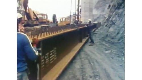 &nbsp;夏爾降坡道路上線共有20座降坡道路樑橋，都建在坡度極大的山谷中。60%的橋柱超過30公尺，其中最高的20號橋更高達60公尺，橋柱及帽樑的施工材料裝吊，採用1.5噸的塔式吊車，模板則全部採用鋼模，鋼樑分段用卡車運到工地。