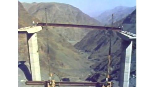&nbsp;夏爾降坡道路上線共有20座降坡道路樑橋，都建在坡度極大的山谷中。60%的橋柱超過30公尺，其中最高的20號橋更高達60公尺，橋柱及帽樑的施工材料裝吊，採用1.5噸的塔式吊車，模板則全部採用鋼模，鋼樑分段用卡車運到工地。