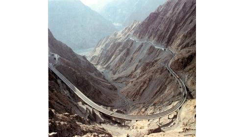 &nbsp;夏爾降坡道路主體工程在1982年6月初完成，完成的工程包括道路土石方開挖、全部橋樑隧道、370座箱管涵、8千多公尺的擋土牆、安裝面牆護欄及舖設瀝青路面等。