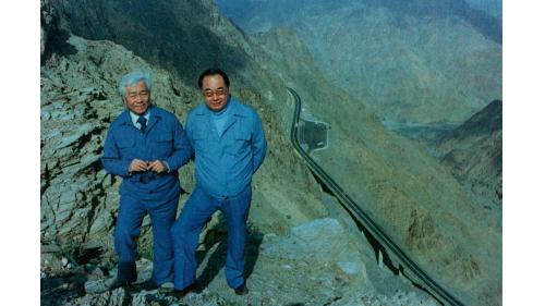 &nbsp;顏處長陪同當時的兼海外部主任陳副處長視察沙烏地夏爾公路工程。