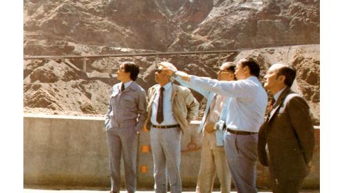 &nbsp;鄭主任委員(中)在阿布哈工區，眺望夏爾降坡公路艱險工程，並聽取陳副處長(右二)說明施工經過。右一為駐沙大使館朱公使、左二為嚴處長、左一為阿布哈施工處主任王雲程。