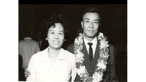 &nbsp;嚴孝章先生德配黃佩蓉女士，系出名門，與先生結縭四十年，勤儉持家，鶼鰈情深。