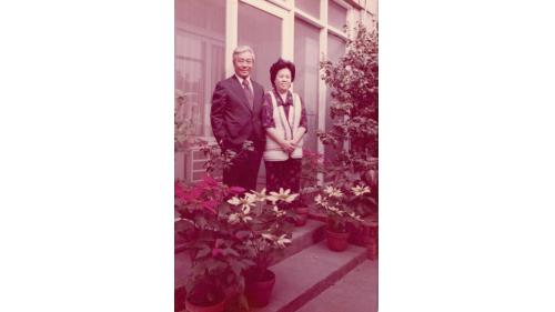 &nbsp;嚴孝章先生德配黃佩蓉女士，系出名門，與先生結縭四十年，勤儉持家，鶼鰈情深。