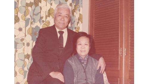 &nbsp;嚴孝章先生德配黃佩蓉女士，系出名門，與先生結縭四十年，勤儉持家，鶼鰈情深。