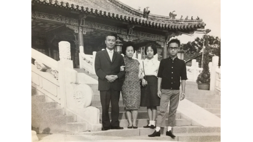 &nbsp;1981年嚴孝章處長一家於四口賓館前合影。