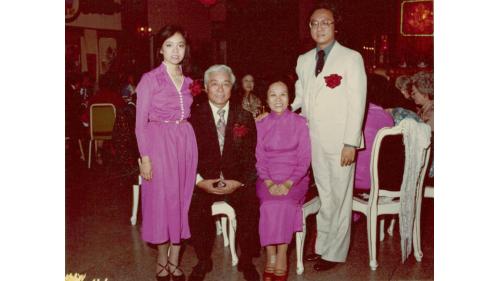 &nbsp;嚴孝章先生參加其兒子大為的婚禮於餐廳合影。