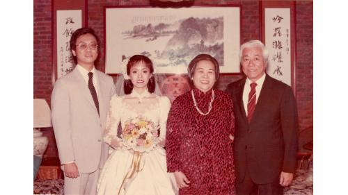 &nbsp;嚴孝章先生參加其女兒慈為的婚禮家人合影。